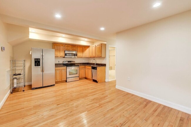 Building Photo - LEASE SPECIAL - $1,925 for a 24 month lease. 12 Month lease offered at $1,995 - Spacious 2 Bed En...