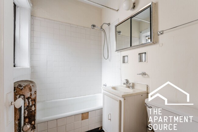 Building Photo - 512 W Cornelia Ave