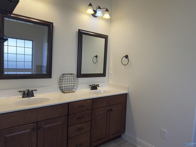 Building Photo - 2444 Bell Manor Dr SW
