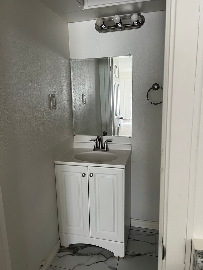 Building Photo - One Bedroom!