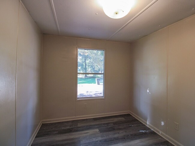 Building Photo - New Rental at River Road Estates!