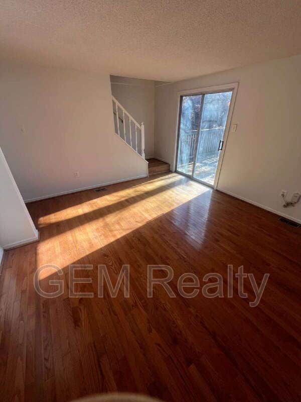 Building Photo - 405 Carnaby St