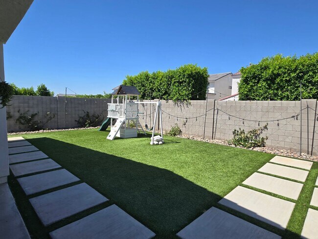 Building Photo - 4-bedroom + Den, 3-bath home in The Preserve at San Tan