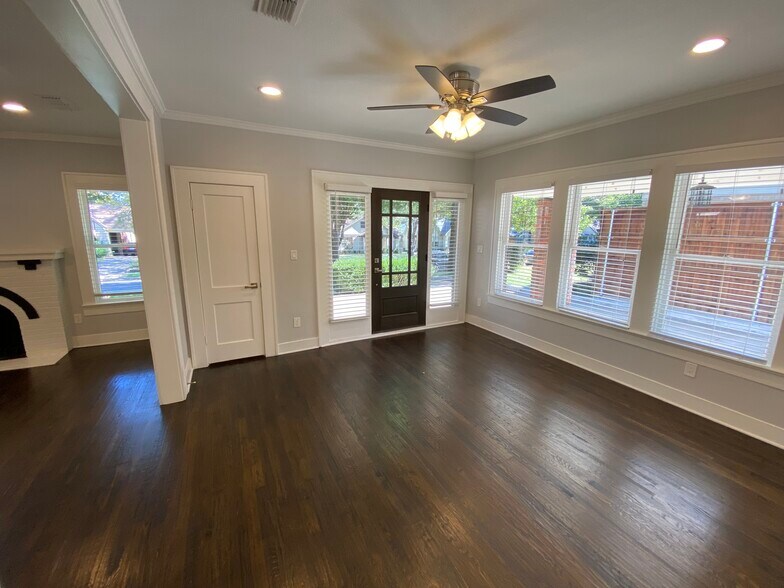 Entry room with front door - 1107 N Winnetka Ave