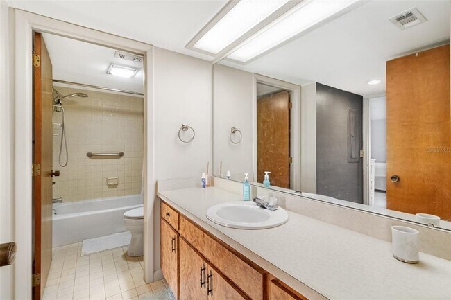 Building Photo - 29300 Bay Hollow Dr