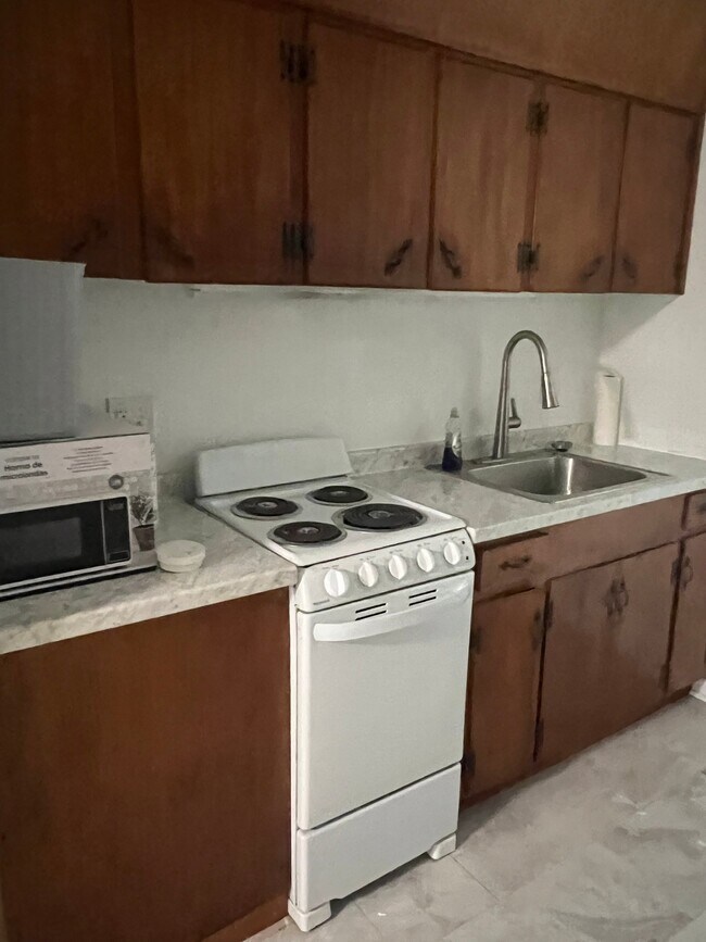 Building Photo - 1708 Holloman Dr