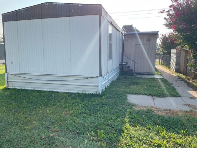 Building Photo - 2 bed 1 bath trailer house
