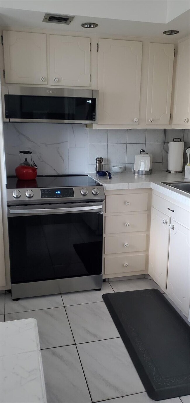 Building Photo - 2671 S Course Dr