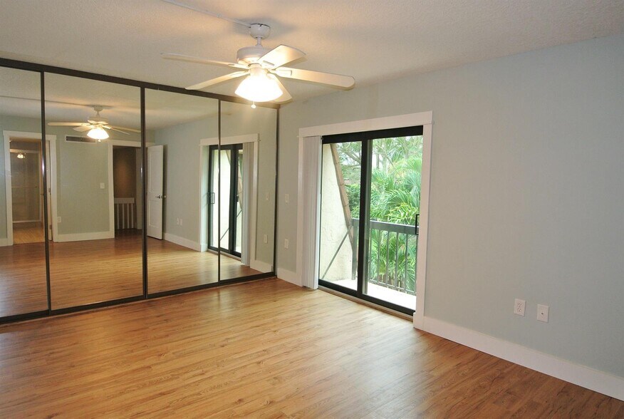 Building Photo - 825 Center St