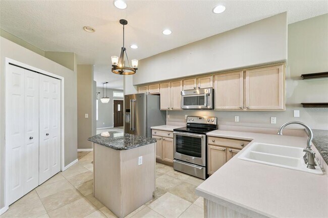 Building Photo - 237 Strathmore Cir