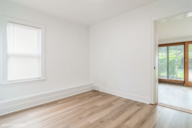 Building Photo - 5809 N Rogers Ave