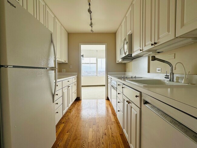 Building Photo - 5757 N Sheridan Rd