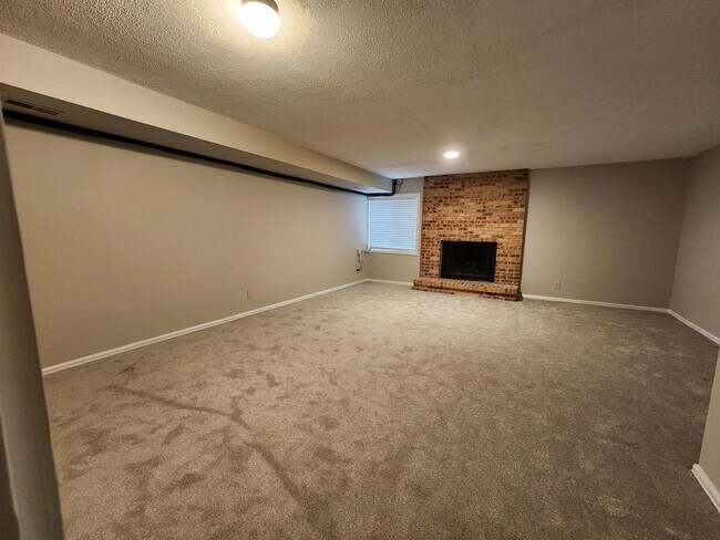 Building Photo - 2 bedroom westside - Rockrimmon