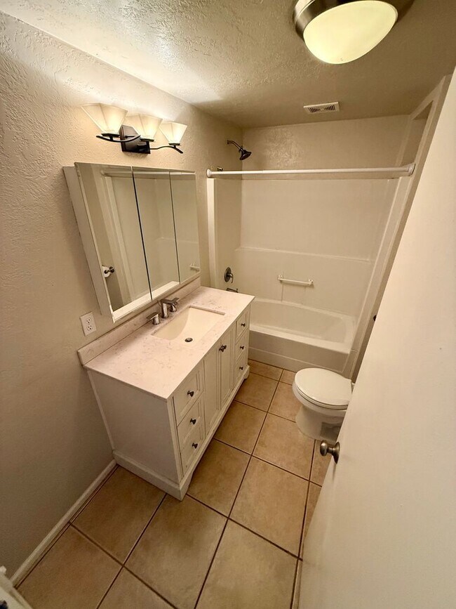 Building Photo - Thomas Duplex