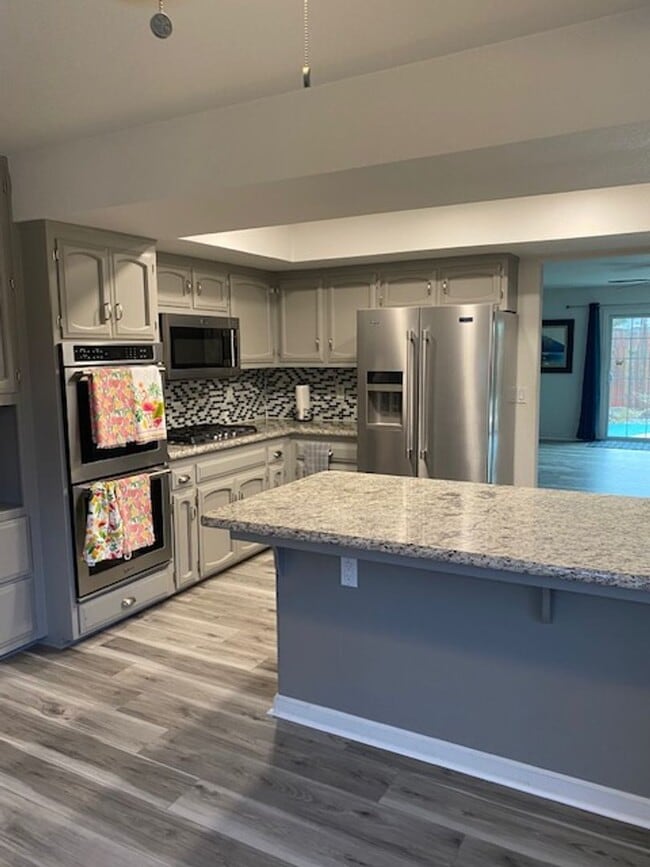 Building Photo - Beautiful Home w/ Pool - Country Oaks Subdivision