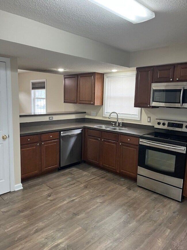 Building Photo - 2 bedroom, 1.5 bath Townhouse: Oaklawn Park!