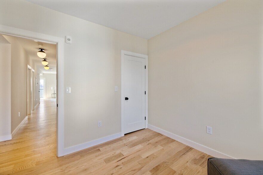 Building Photo - 275 Webster St