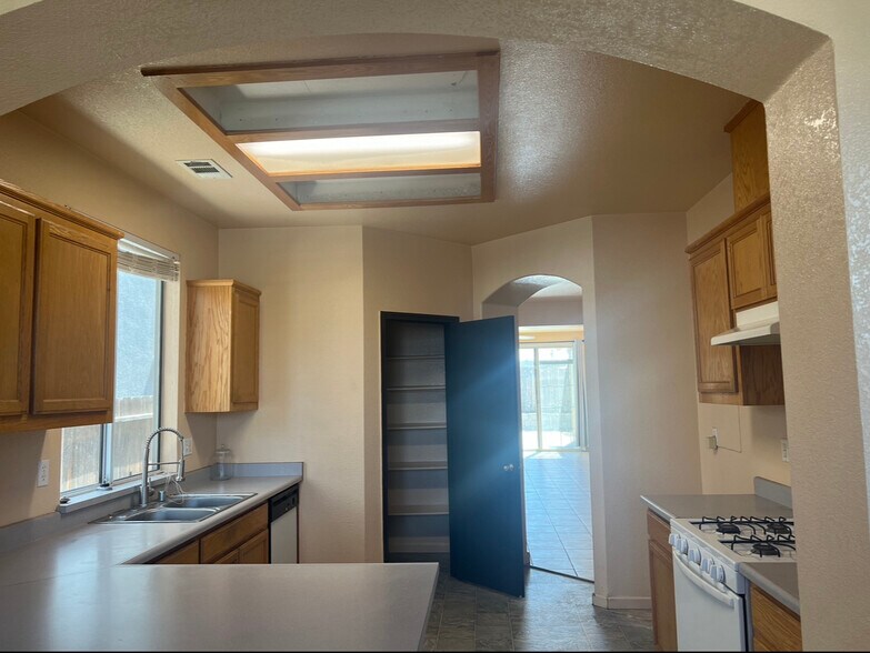 Building Photo - 16649 Emerson Ct