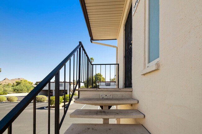 Building Photo - Moon Valley Townhouse at 7th and T-Bird!