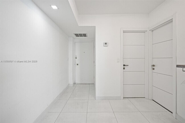 Building Photo - 999 Brickell Bay Dr