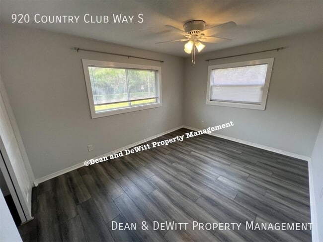 Building Photo - 920 Country Club Way S