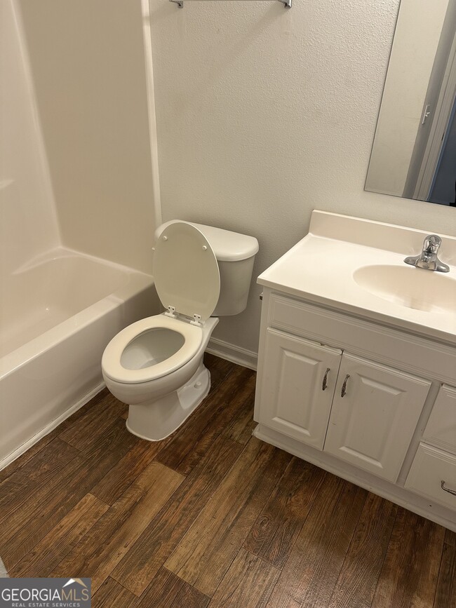 Building Photo - 409 E Lawnwood Ave