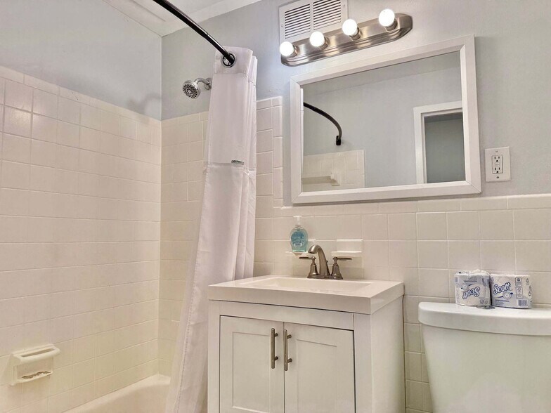 Building Photo - 215 Piedmont Ave NE