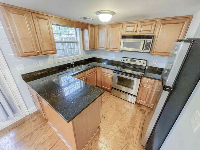 Building Photo - Smyrna 2BD/2.5BA Townhome