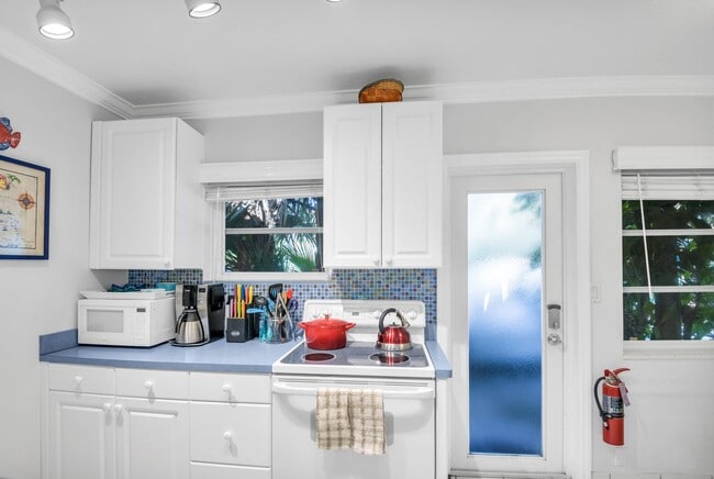 Building Photo - 1225 Hillsboro Mile