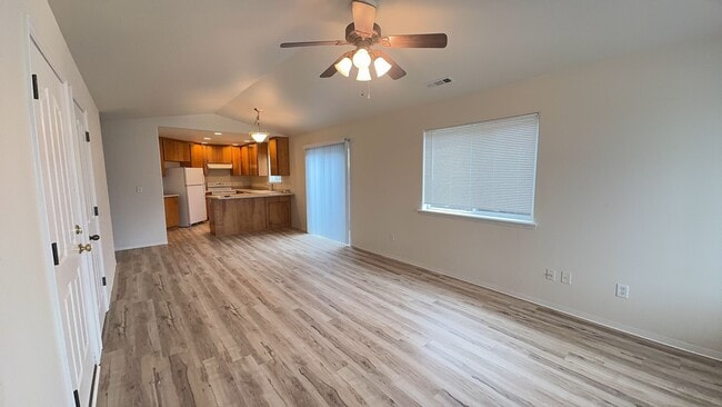 Building Photo - 3 Bedroom 2 Bath Duplex