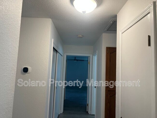 Building Photo - 142 Hillview Dr