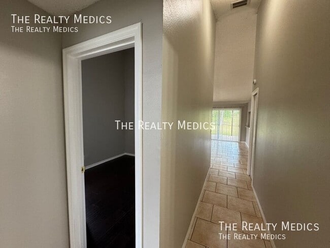 Building Photo - 1004 N Magee Creek Ct