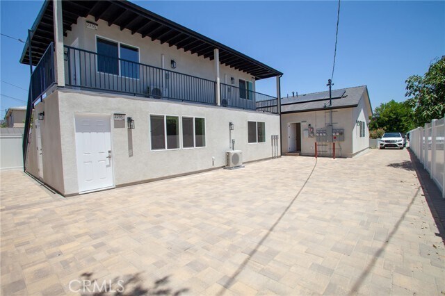Building Photo - 2255 N Catalina St