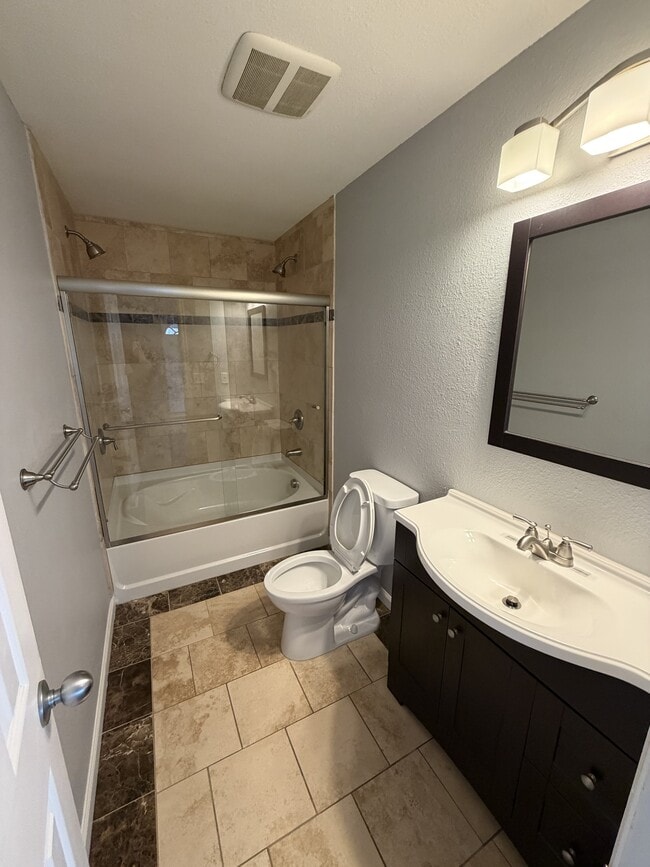 Building Photo - 5025 E Weaver Ave