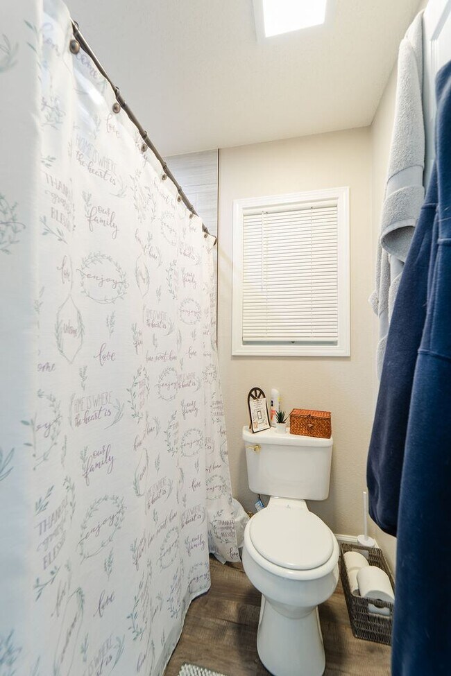 Building Photo - Charming 4 bedroom, 3 bathroom with lots of outdoor living space.