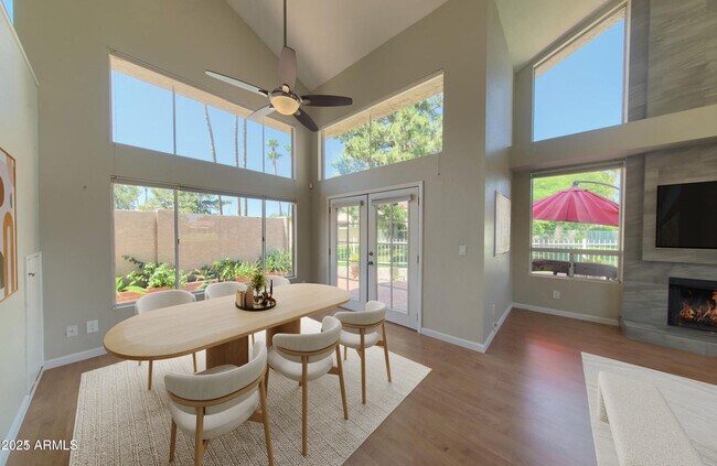 Building Photo - 4020 E Laurel Ln