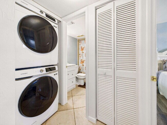 Building Photo - Furnished 2BR/2BA Pine Haven Condo with Pr...
