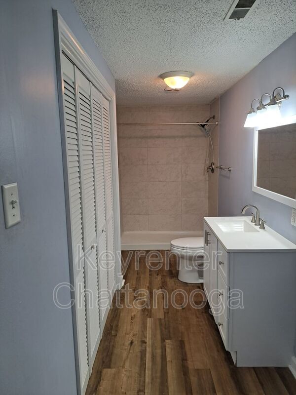 Building Photo - 718 Woodvale Ave