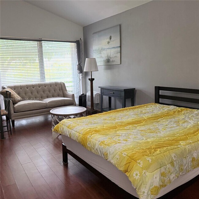 Building Photo - 2633 NE 32nd St