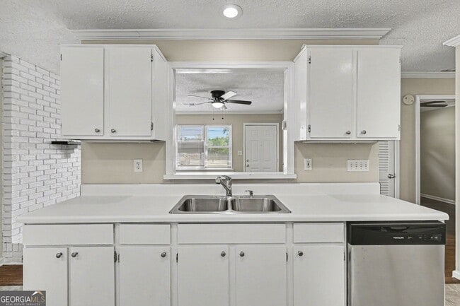 Building Photo - 3670 Goodwin Rd