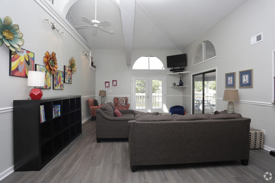 Building Photo - Lakeside Place