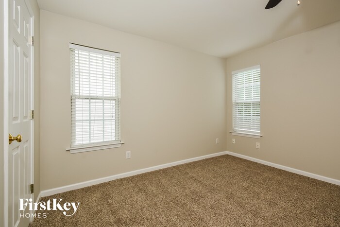 Building Photo - 302 Pinehurst Way
