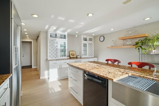 Building Photo - 5408 Sunset Ave