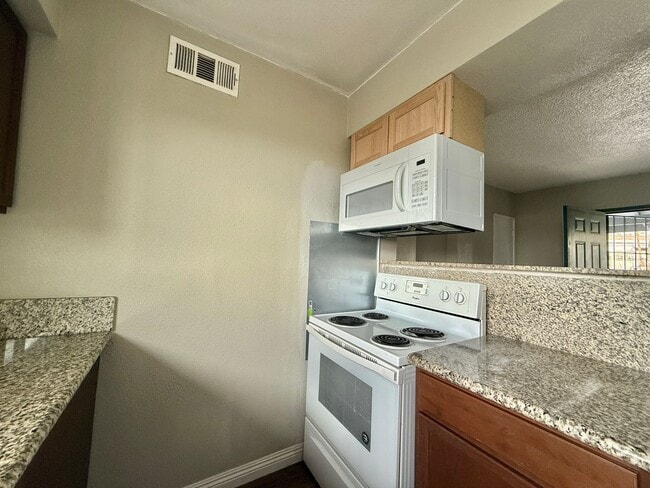 Building Photo - Charming 2-Bed Apartment – Well-Maintained...