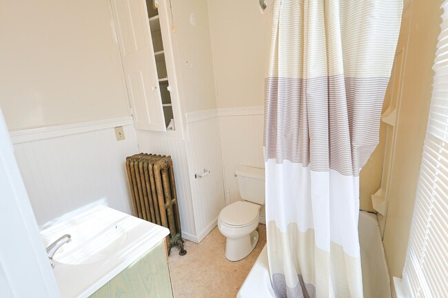 Building Photo - 1322 E Spring St