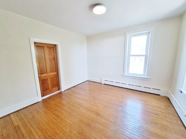Building Photo - 3 Bed / 1-1/2 Bath Single Family w/2 Car G...