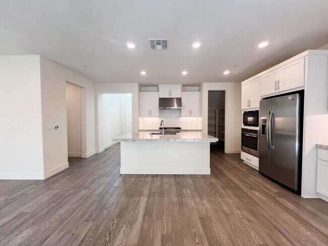 Building Photo - Newer Spacious 5 Bedroom Home Located in C...