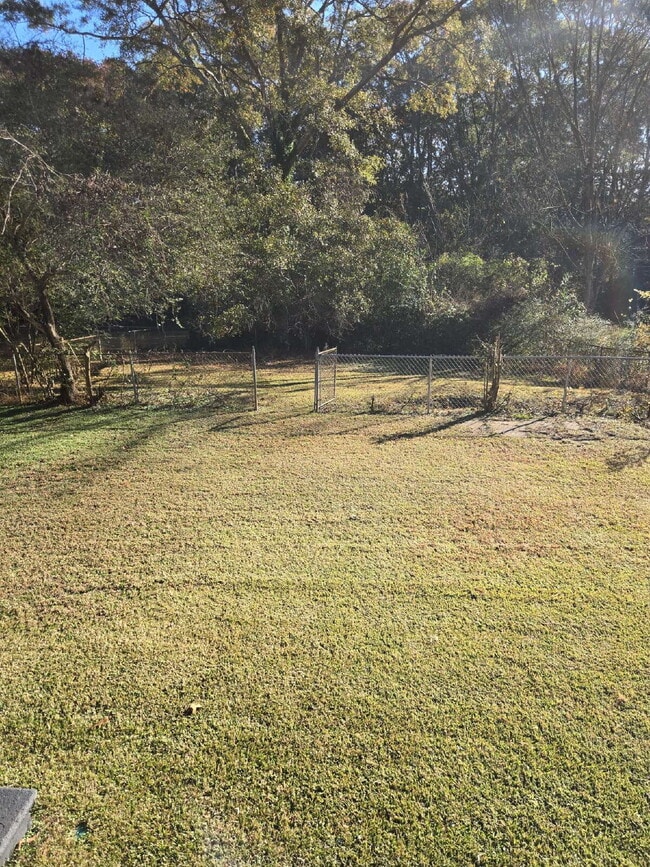 Building Photo - Charming 4-Sided Brick Oasis with Fenced Yard & Hardwood Floors in Atlanta!"