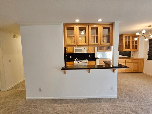 Building Photo - CLASSY CONDO - Spacious 1 Bed/1 Bath in Luxurious Setting - MENLO PARK