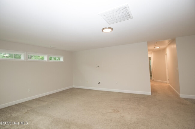 Building Photo - 104 Pine Hawk Dr
